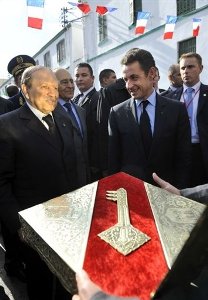 Le prsident algrien Abdelaziz Bouteflika offre les cls de Constantine  son homologue Nicolas Sarkozy le 5 dcembre 2007  AFP