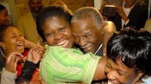 Thabo Mbeki congratul par des supporters aprs l'annonce de sa dmission le 21 septembre dernier