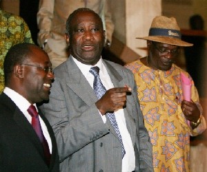 Au centre le président ivoirien Laurent Gbagbo, entouré du président du conseil d’administration de la Bourse Café Cacao (BCC),Lucien Tape Doh (d) et du président du conseil d’administration de l’autorité de régulation de la filière Placide Zoungrana (g)