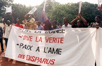 Des proches de victimes de la dictature sous SékouTouré manifestent à Conakry le vendredi 3 octobre