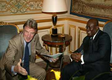 Nana Akufo Addo du New Patriotic party (parti au pouvoir) en compagnie de Bernard Kouchner