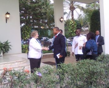 L'ambassadeur des Etats Unis au Cameroun, Janet Garvey, accueille ses invits pour l'investiture de Barack Obama