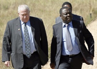 Roy Bennett ( gauche) et Morgan Tsvangirai en avril 2008  Johannesbrug