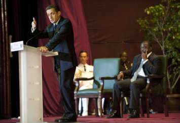 Nicolas Sarkozy  Kinshasa. A l'arrire plan, Joseph Kabila, le prsident congolais
