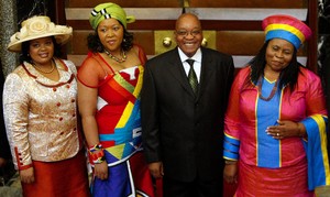 Jacob Zuma avec ses épouses (de g à d) : Nompumelo Ntuli, Tobeka Madiba et Sizakele Khumalo