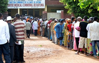 Des citoyens guinens faisant la queue devant un bureau de vote le 27 juin dernier  Conakry
