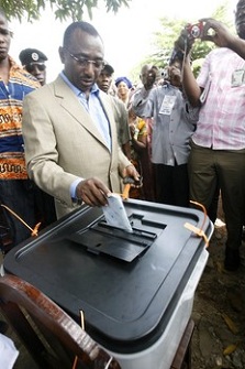 Sidya Tour votant  Conakry le 27 juin 2010