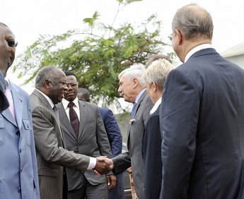 Laurent Gbagbo  salue l'ambassadeur de France Jean Marc Simon lors de la rouverture du lyce franais d'Abidjan le 31 aot 2010