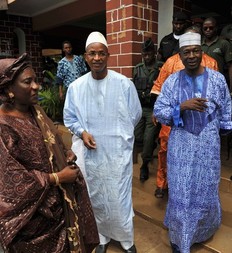 Cellou Dallein Diallo avec Siaka Toumani Sangare, prsident de la Ceni et Adja Mame Camara le 23 octobre  Conakry