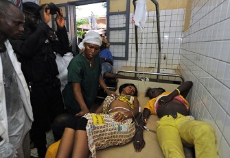 Des partisans d'Alpha Conde reoivent un traitement aprs tre tombs malades (empoisonns?) lors d'un meeting du RPG  Conakry