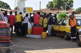 Des habitants de Conakry font la queue pour se ravitailler en essence