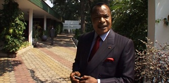 Denis Sassou Nguesso dans sa maison de Brazzaville lors du reportage sur les ''biens mal acquis'' diffus le 19 octobre 2010 sur Arte