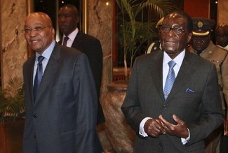 Robert Mugabe en compagnie du prsident sud-africain Jacob Zuma le 26 novembre 2010