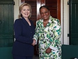 Mirlande Manigat avec Hillary Clinton le 30 janvier 2011  Port au Prince