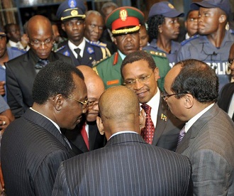 Le panel des chefs d'Etat lors de sa première visite à Abidjan en février 2011