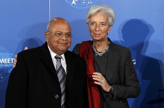 Pravin Gordhan ministre des finances sud-africain et son homologue Christine Lagarde le 19  fvrier 2011  Paris lors d'une runion du G20