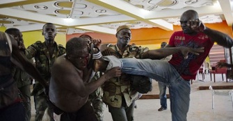 L'ancien ministre Jean-Jacques Bechio qui a soutenu Laurent Gbagbo est ici svrement brutalis