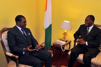 Alassane Ouattara en compagnie de Madick Niang le 21 avril 2011