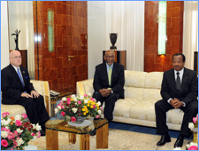 Paul Biya en compagnie de Johnnie Carson et de Robert P. Jackson, ambassadeur des Usa au Cameroun