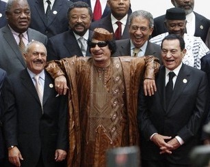 Kadhafi (C) s'appuie sur Hosni Moubarak ( droite) et sur Ali Abdullah Saleh ( gauche), prsident du Yemen lors du second sommet Afro-Arabe  Syrte le 20 octobre 2010