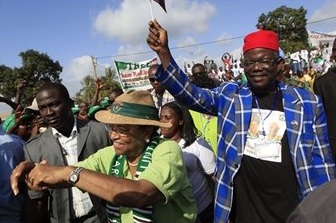 Ellen Johnson Sirleaf en campagne avec Prince Johnson le 6 novembre  Monrovia