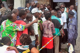 Des lecteurs faisant la queue  la station de vote situe au collge saint pierre  Kinshasa