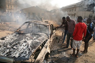 Une voiture détruite par l'explosion qui a frappé l'église St Therese à Abuja, la capitale du Nigeria