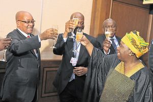 Jacob Zuma et l'ambassadeur angolais Arcanjo Nascimento portent un toast avec Nkosazana Dlamini-Zuma  Addis Ababa samedi