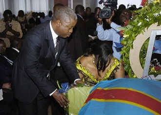 Adolphe Muzito rendant hommage à Augustin Katumba Mwanke le 13 février dernier
