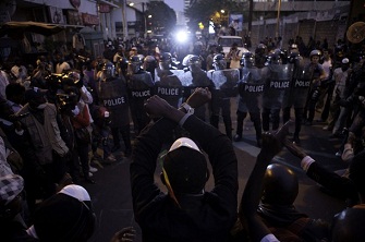 Confrontation entre policiers et manifestants  Dakar le 23 fvrier 2012