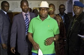 Olusegun Obasanjo arrivant  Dakar le 21 fvrier 2012