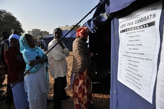 Des lecteurs sngalais se prparant  voter le dimanche 26 fvrier 2012