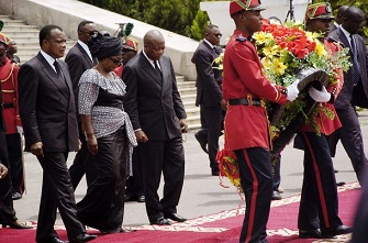 Le prsident congolais Denis Sassou Nguesso et son pouse Antoinette lors des obsques des victimes de l'explosion du camp de Mpila le 11 mars 2012