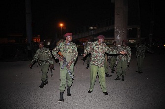 Des militaires kenyans prs du site o a eu lieu l'attentat