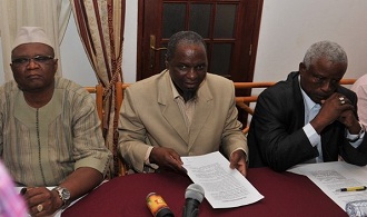 De g  d : Antonio Alfonso Te, Kumba Yala et Manuel Serifo Nkamajo, candidats  la prsidentielle, s'adressent  la presse le 20 mars 2012
