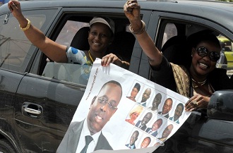 Des supportrices de Macky Sall lors d'une visite de Youssou Ndour le 17 mars  Ziguinchor