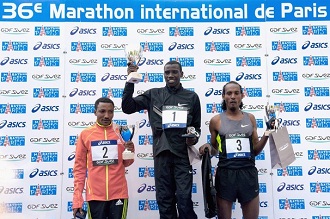 De g à d : Raji Assefa, Stanley Biwott, et Sisay Jisa