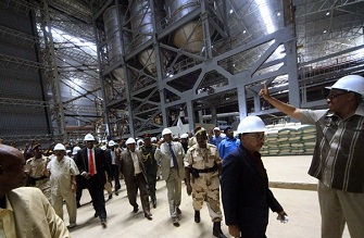 Le prsident Omar El Bechir visite l'usine de sucre White Nil Sugar le 11 juillet 2012