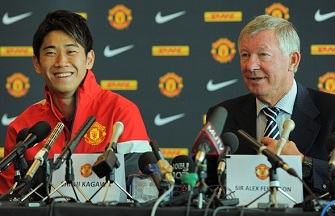 Alex Ferguson, emblmatique manager du club anglais de Manchester United accueille le japonais Shinji Kagawa, nouvelle recrue le 12 juillet 2012