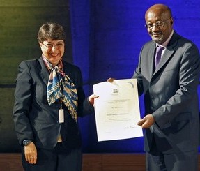 La mexicaine Rossana Arroyo reoit son prix des mains de Getachew Engida, directeur gnral adjoint de l'Unesco