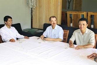 Andry Rajoelina et Marc Ravalomanana le 24 juillet 2012 avec James Mitchel, président des Seychelles lors des négociations