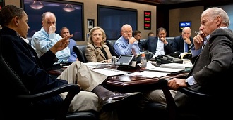 Runion dans la ''situation room'' avec Barack Obama, Tom Donilon, Hillary Clinton, Joe Biden, Leon Panetta le 1er mai 2012