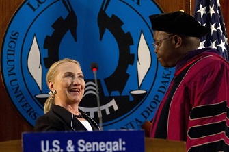 Hillary Clinton avec un membre de la facult Cheick Anta Diop de Dakar