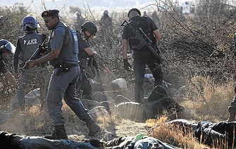 Des mineurs gisant sur le sol aprs que la police ait ouvert le feu  la mine de Marikana le 16 aot. Bilan 34 morts 