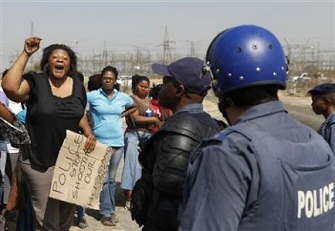 Des femmes protestent contre la rplique de la police qui a tu 34 mineurs jeudi en Afrique du Sud