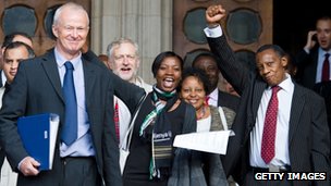 l'avocat Martyn Day (à gauche) a décrit le verdict comme "historique"