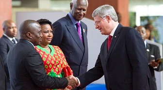 Joseph Kabila et son épouse Olive accueillent le premier ministre canadien Stephen Harper le 13 octobre 2012 en présence d'Abdou Diouf