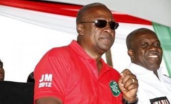 John Mahama (en rouge) et son vice-président Kwasi Amissah Arthur