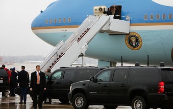 Barack Obama embarque via Air Force One  destination de l'Afrique du Sud le 9 dcembre 2013