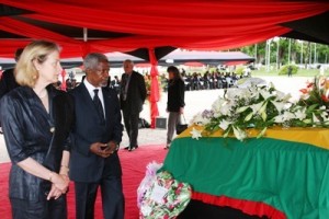 Kofi Annan et son pouse s'inclinent devant le cercueil de Fathia Nkrumah